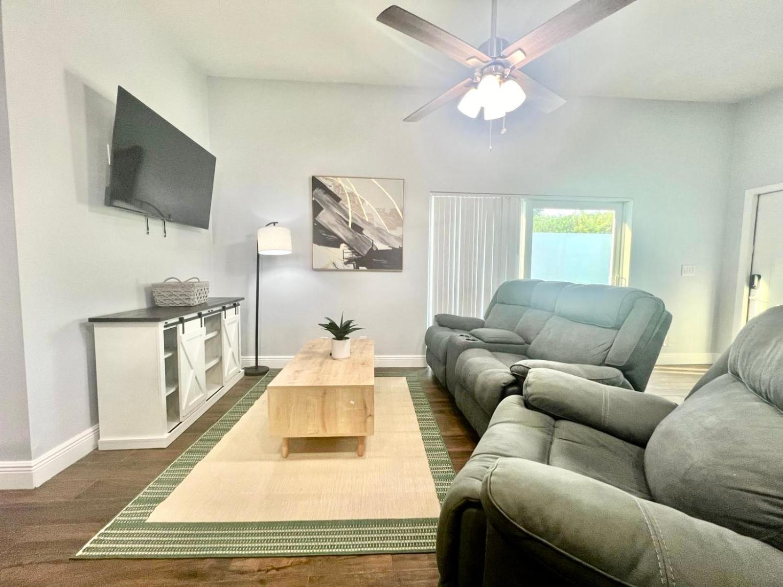 Spacious Convenient 2/2, Perfect For Groups In Wpb West Palm Beach
