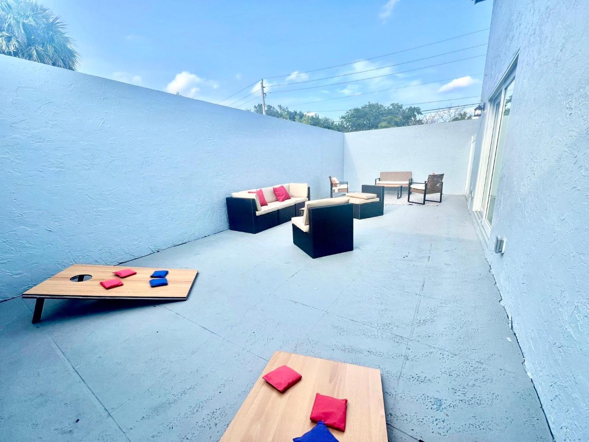 Apartment Spacious Convenient 2/2, Perfect For Groups In Wpb *